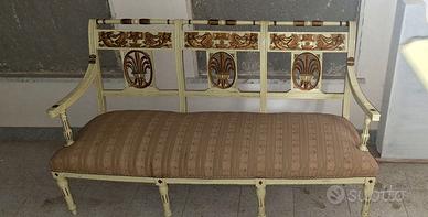 Divanetto in legno e specchio decorati a mano