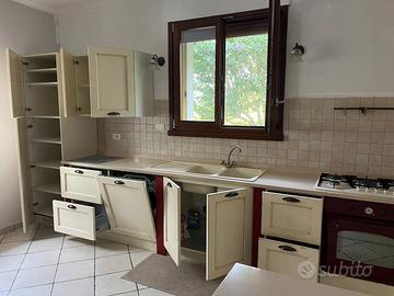 Cucina seminuova con elettrodomestici