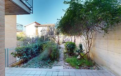 PRIMO PIANO CON GIARDINO E GARAGE