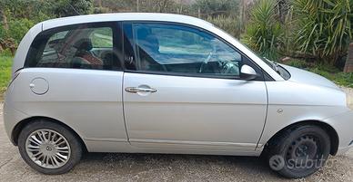 autovettura lancia Ypsilon 