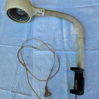 Lampada da tavolo flessibile funzionante con morsa