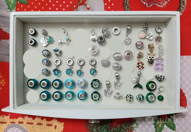 Gruppo di 49 charms compatibili (bigiotteria)