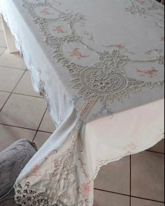 Pregiato copri tavola antico ricamato con pizzo