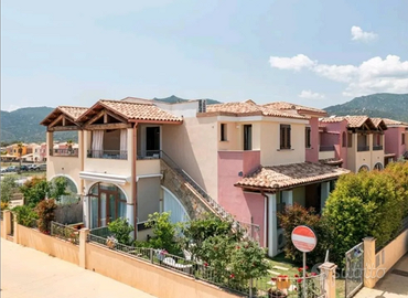 In paese 3camere 3bagni veranda parcheggio 8 posti