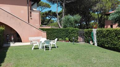Sul mare con grande giardino privato