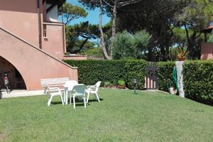 Sul mare con grande giardino privato