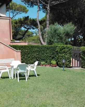 Sul mare con grande giardino privato