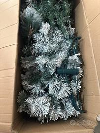 Albero di Natale innevato