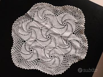 Centrini realizzati a mano