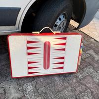 Tavolo da picnic con sedie all’interno