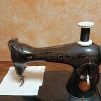 Macchina da cucire SINGER d’epoca con mobiletto
