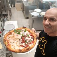 Pizzaiolo professionista e cameriere