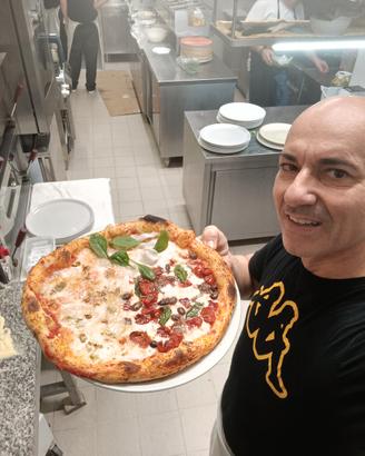 Pizzaiolo professionista e cameriere