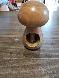 fungo schiaccia noci in legno 