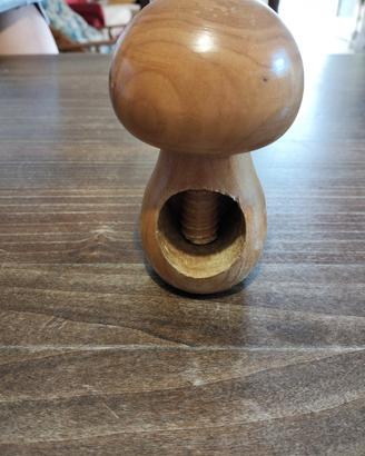 fungo schiaccia noci in legno 
