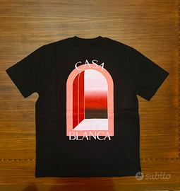 T-shirt nera con grafica rosa/rossa