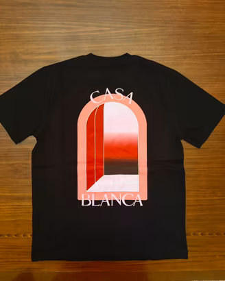 T-shirt nera con grafica rosa/rossa