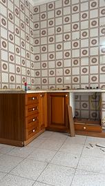 Cucina con top e piano cottura