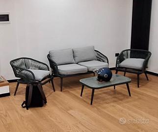Set divano sedie e tavolino da esterno