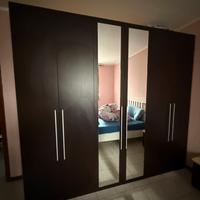 Letto, armadio e specchio