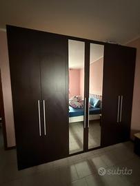 Letto, armadio e specchio
