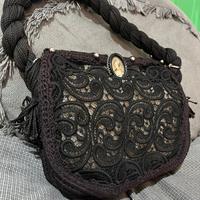 Pochette in pizzo nero con spilla