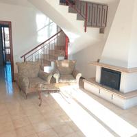 Appartamento su 2 livelli con camino e p.auto