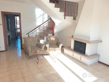 Appartamento su 2 livelli con camino e p.auto