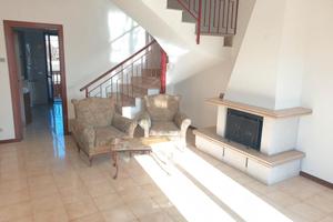 Appartamento su 2 livelli con camino e p.auto