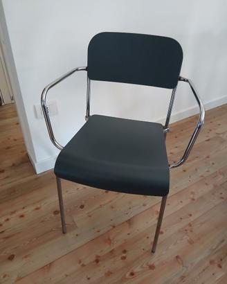 Sedia con braccioli Magis