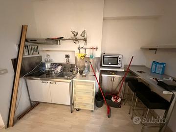 Cucina componibile in acciaio con lavello