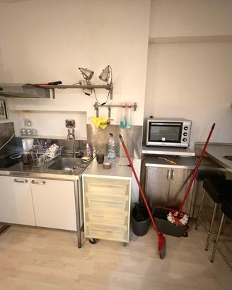 Cucina componibile in acciaio con lavello