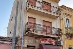 Palazzetto su 4 livelli con locale commerciale