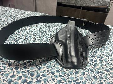 Guardia vende cinturone e fondina, per arma