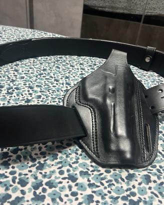 Guardia vende cinturone e fondina, per arma
