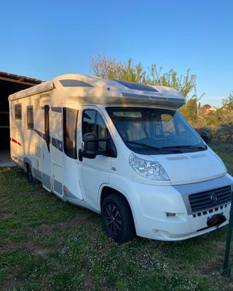 Camper semintegrale con letto nautico