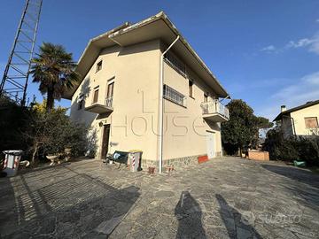 Appartamento di 300 m² con più di 5 locali e box a