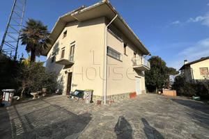 Appartamento di 300 m² con più di 5 locali e box a