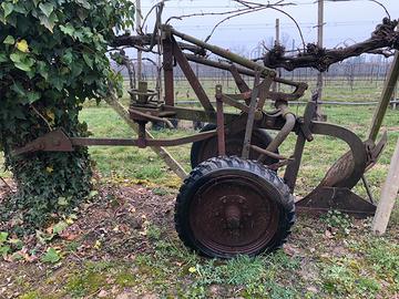 Aratro carrellato d’epoca