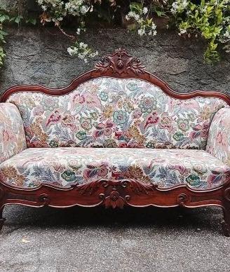 Antico divano metà '800 in noce