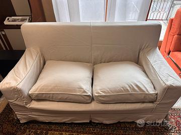 2 comodi divani bianchi