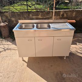 lavello in acciaio inox e sottolavello a 3 ante.