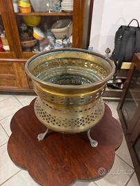 Antico braciere in ottone traforato con piedini