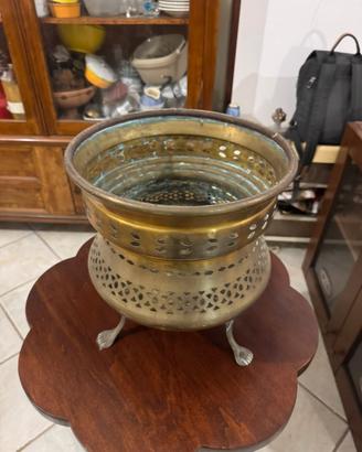 Antico braciere in ottone traforato con piedini