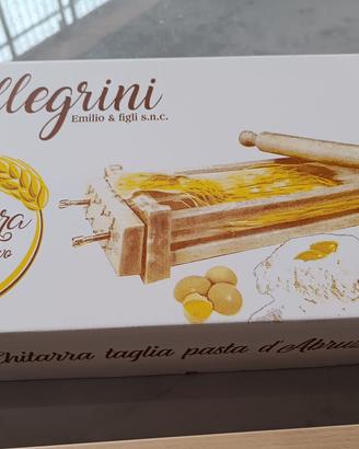 Chitarra taglia pasta all'abruzzese in legno.