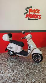 Piaggio Vespa 300 GTS 2023