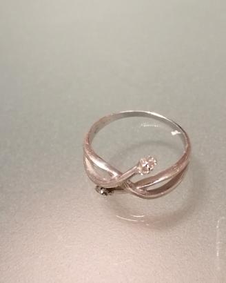 Anello in oro bianco e diamanti. 
