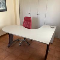 Scrivania angolare con cassettiera