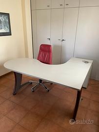 Scrivania angolare con cassettiera