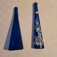 due bottiglie in vetro blu vintage